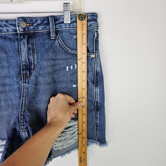Judy Blue Distressed Denim Shorts Women’s Size Large L Raw Hem High Rise Cutoff - Picture 11 of 13